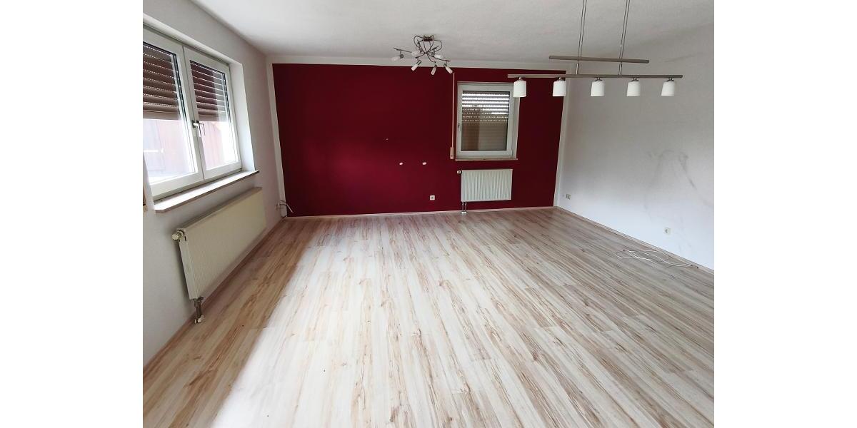 Wohn- /Esszimmer mit Zugang zum Balkon Bild 1