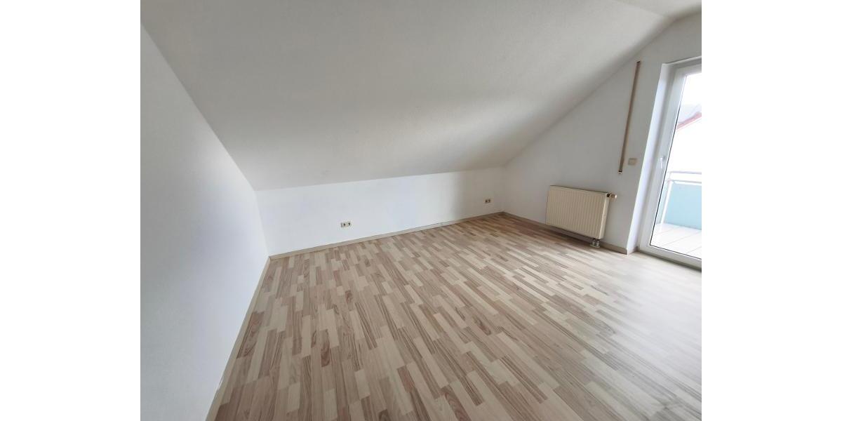 Kinder- /Arbeitszimmer mit Zugang zum Balkon Bild 1