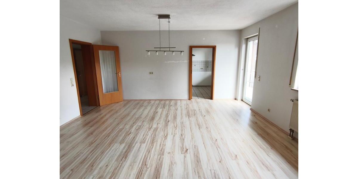 Wohn- /Esszimmer mit Zugang zum Balkon Bild 3