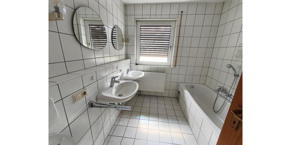 Bad mit Badewanne, Dusche und Fenster Bild 1